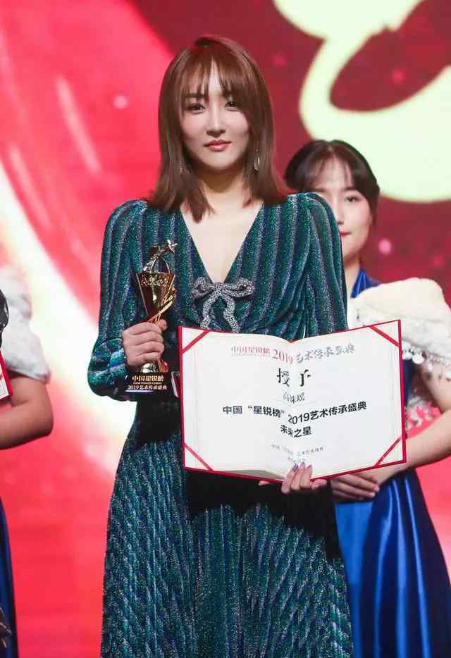 高姝瑶 高姝瑶获2019星悦榜未来之星精致优雅风姿摇曳