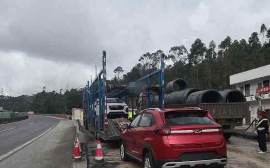 全新红色轿车停在高速中间没人要 民警一查监控吓一跳