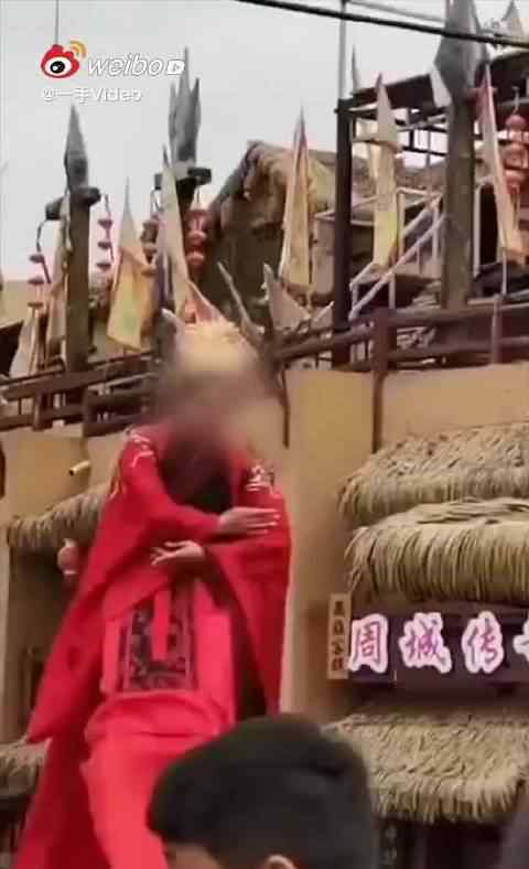 不倒翁女孩表演中突然摔落 安全带没系好 还在休息