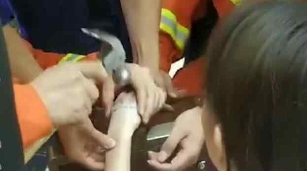 女子试带玉镯被卡当场买下敲碎 玉镯取不下来该怎么办