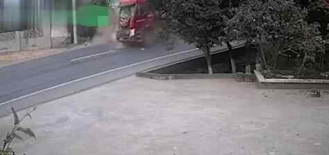 四川眉山一辆公交车与罐车猛烈相撞 车内揪心景象曝光
