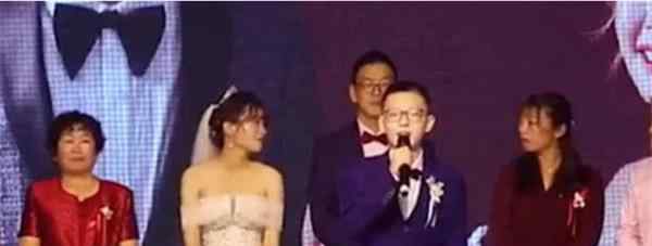 父亲再婚儿子上台致辞 年轻继母一个动作让在场所有人意外