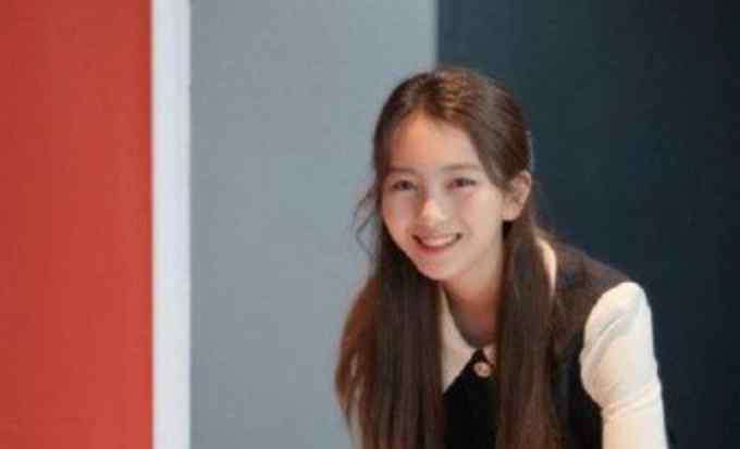7号房的礼物小女孩长大了 身材纤细高挑笑容甜美