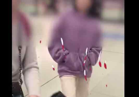 因上错地铁女孩脚踹妈妈 更心寒的还在后面