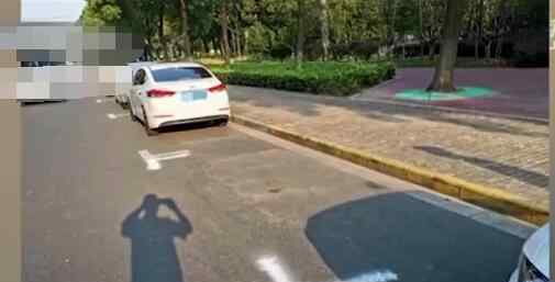司机在路边给自己画了一个车位 聪明反被聪明误