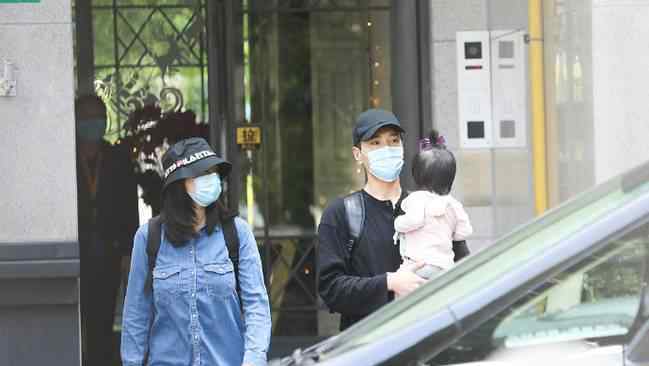 赵又廷高圆圆一家三口现身 到底是什么状况？文章配图