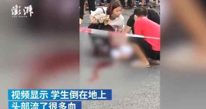 出租车撞倒小学生未刹车再撞奥迪 学生受伤血流不止