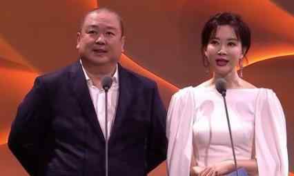 金鹰节提词器穿帮 网友：太明目张胆了