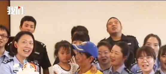 外卖小哥抱4岁女儿送外卖 派出所成其女儿第二个“家”