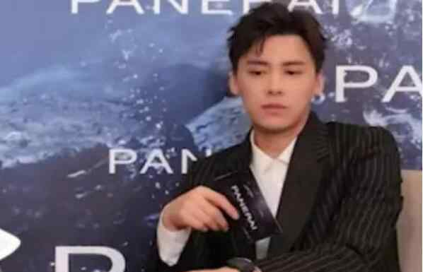 李易峰好像穿了双高跟鞋 网友：行走的快乐源泉