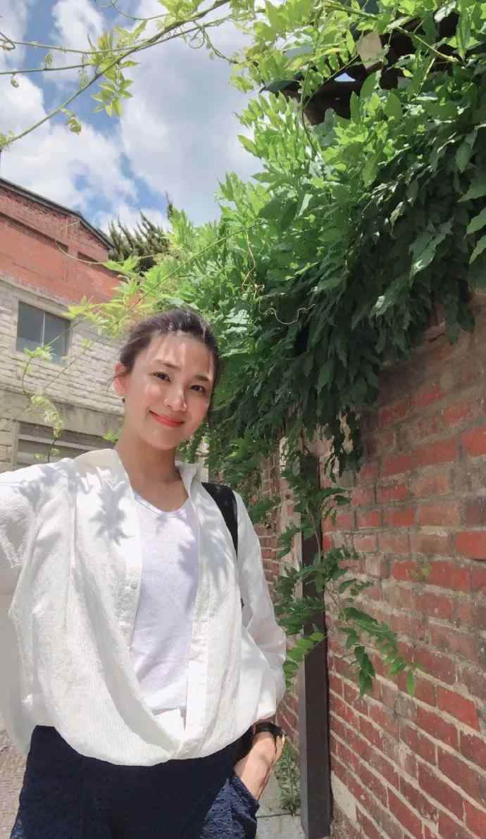 洪小玲微博 41岁洪小铃近照似少女，曾因《放羊的星星》走红，她星途却很坎坷