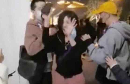 王菲在草莓音乐节把手机蹦丢了 认领手机视频曝光