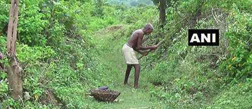 印度男子花30年挖水渠引水到村 他是怎么做到的