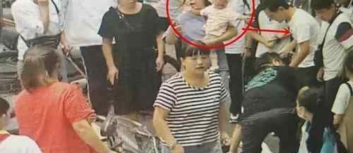 奶爸医生为救人将孩子塞路人 事后未留姓名悄悄离开