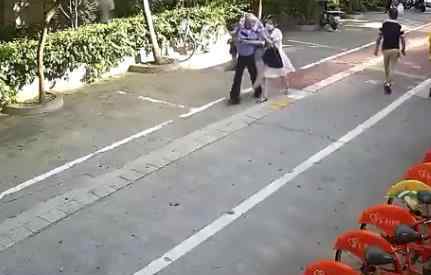 送医途中堵车辅警背老人百米冲刺 网友：为你点赞