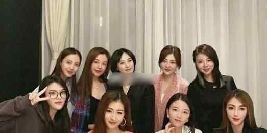 Angelababy回应合照站位 聚会照众多阔太是谁文章配图