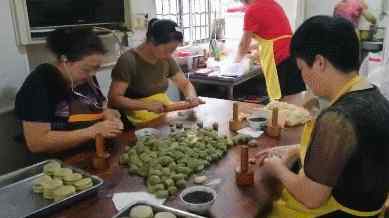 奉化网 奉化网红月饼店一天卖2万多个，深夜11点还有人排队
