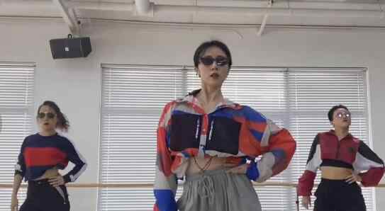 43岁孙莉露出腹肌热舞 动作干净利落扔墨镜时又A又飒
