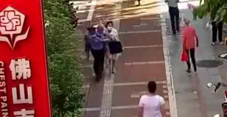 送医途中堵车辅警背老人百米冲刺 网友：为你点赞