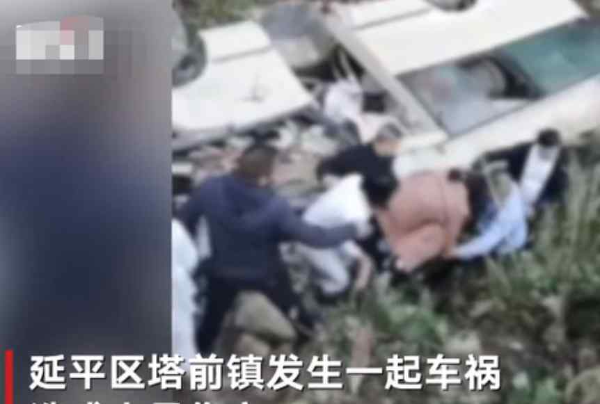 福建运殡葬悼念人员中巴翻车致9死 事故原因是什么？具体什么情况