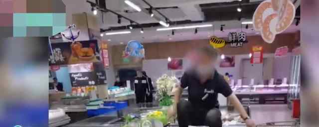 超市回应工作人员脚踩冷冻鱼虾 具体是怎么个情况？
