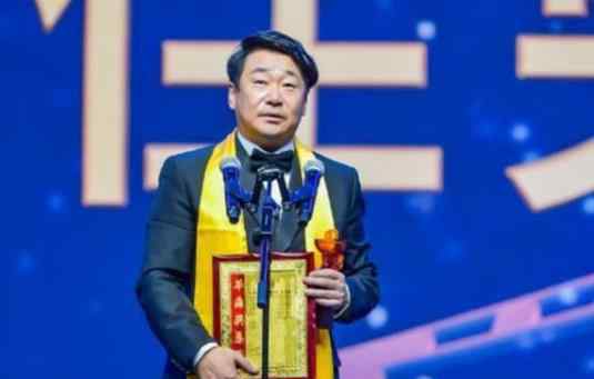 王景春用华鼎奖杯喝酒 怎么回事为什么这么做