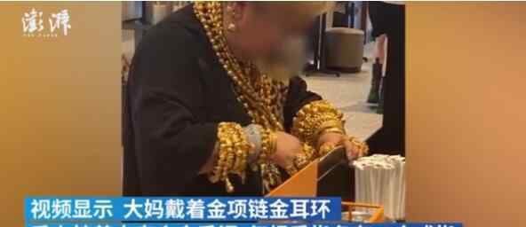 青岛大妈核酸检测身上挂满金货 网友：贫穷使我嫉妒