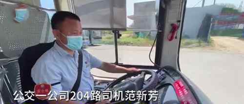 女军人过马路被礼让连行两个军礼致谢 司机随后反应 太可爱