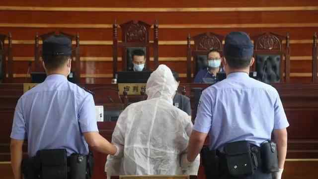 男子外出打麻将致2人确诊感染新冠，获刑2年