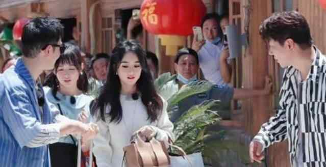 赵丽颖黄晓明买菜 “明学”碰撞“赵小刀”引期待 虞书欣被替换掉是真的吗?[!--