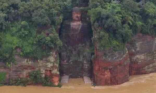 四川连日暴雨洪水上涨 乐山大佛首次现70年来罕见景象