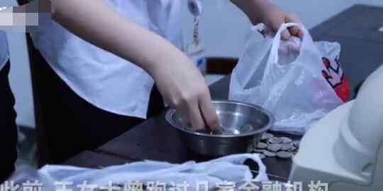 女子在家攒4吨现金堆成“山”  银行职员清点方式超罕见