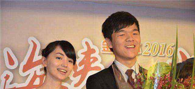 黑嘉嘉与柯洁结婚 围棋界金童玉女的黑嘉嘉与柯洁，二人的棋力差距为何这么大？文章配图