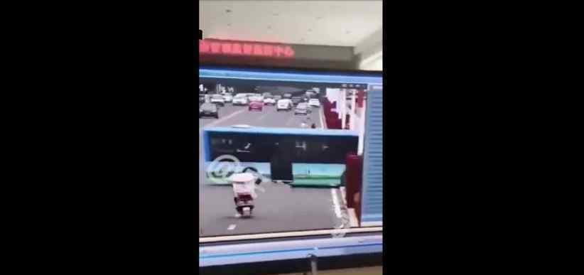 贵州公交坠湖事故已致21死 监控显示车子开始平稳前进，后来突然加快
