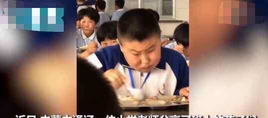 男孩吃饭太香被发现秒变优雅boy 现场画面曝光实在是太搞笑了