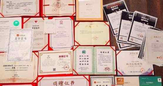 郑爽晒粉丝公益证书 不愧是公益形象大使粉丝都这么正能量