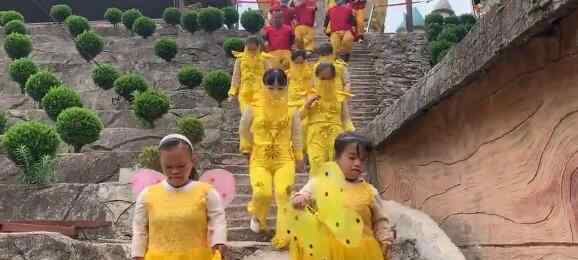 63个袖珍人在景区表演谋生 最大的已近五旬