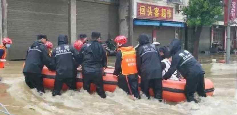 湖北黄梅暴雨来袭，近500名高考生因暴雨被困，9名村民因山体滑坡被埋