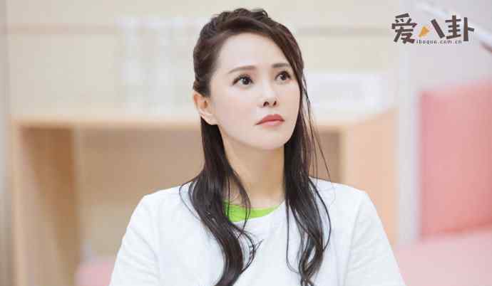 黄圣依看伊能静的表情 伊能静做了什么惹人生厌？