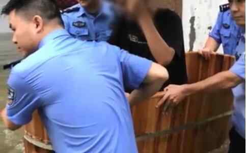 高考生坐澡盆被民警护送进考场！具体咋回事？耽误考试没？附详情