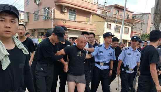 江西5天杀3人疑犯落网现场被警察扒裤子 业内人员作出解释