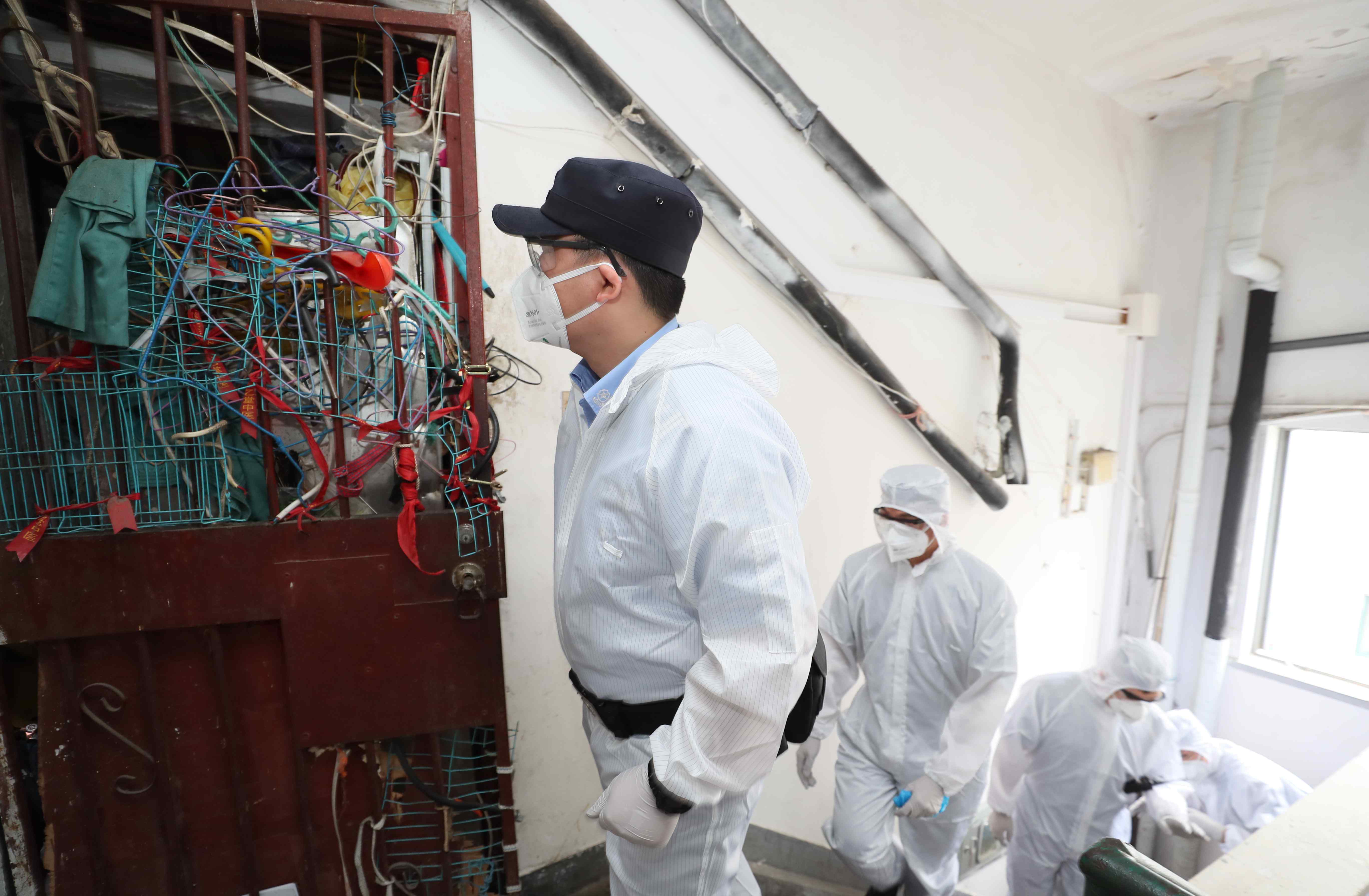 男子捡8年垃圾堆满楼道 法院上门强制执行清出400多袋垃圾