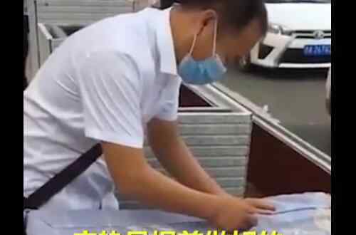父亲在学校门口为女儿改制床垫 画面曝光令人感动