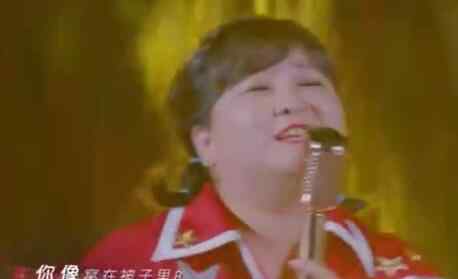 贾玲和硬糖少女303唱跳《红色高跟鞋》，刘敏涛台下跟唱