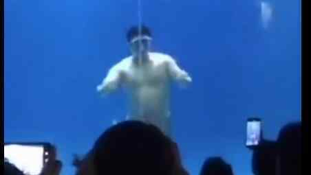 男子回应扮美人鱼被指油腻 秀肌肉比心怕吓哭小孩