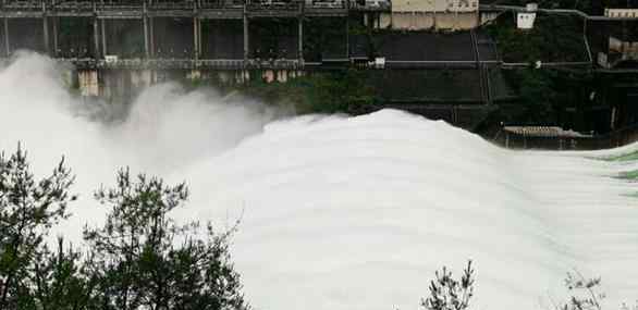 浙江新安江水库首次9孔泄洪 现场画面太震撼