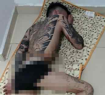 邻居打来电话警告别开门 男子好奇推开门一看吓得报警