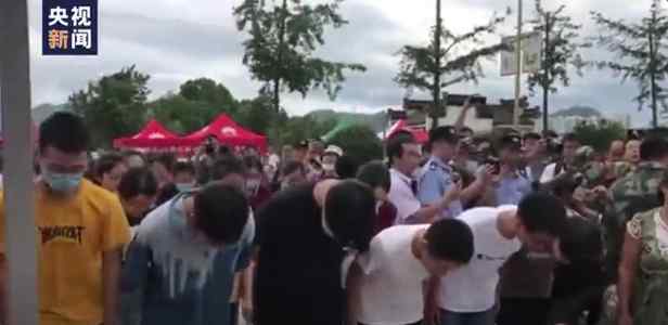 安徽歙县补考考生鞠躬谢武警 现场画面感人