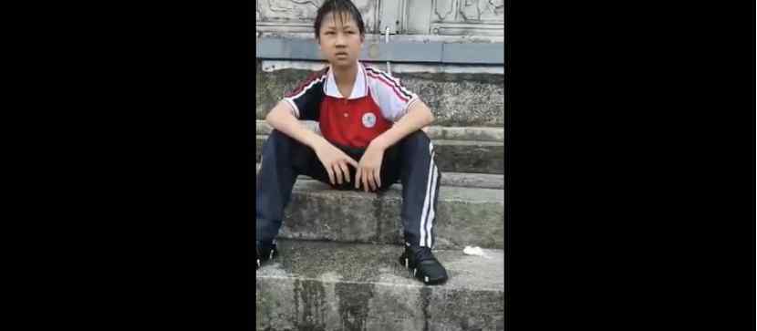 贵州公交坠湖事故已致21死 监控显示车子开始平稳前进，后来突然加快