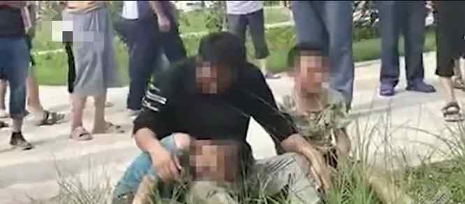 母亲救子溺亡男孩痛哭喊我错了 路人拍下让人万分揪心不忍直视一幕